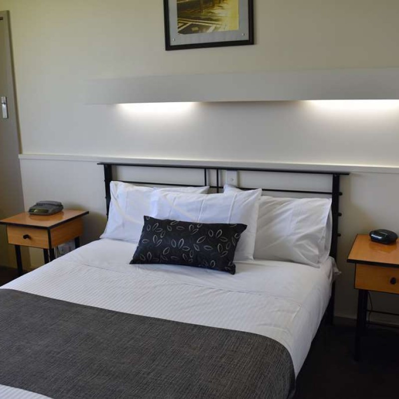 Overlander Hotel Motel