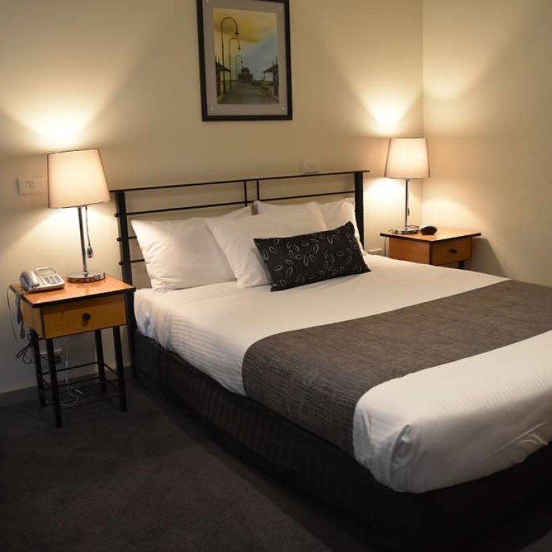 Overlander Hotel Motel