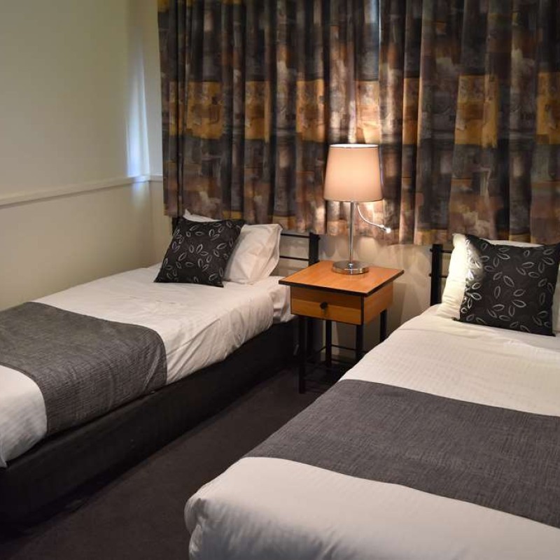 Overlander Hotel Motel
