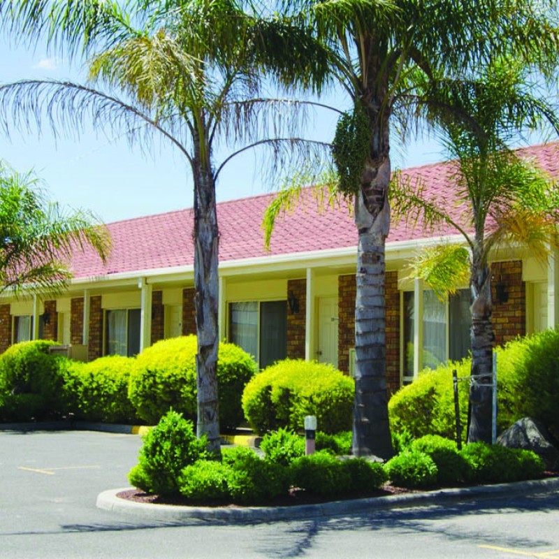 Pines Country Club Motor Inn