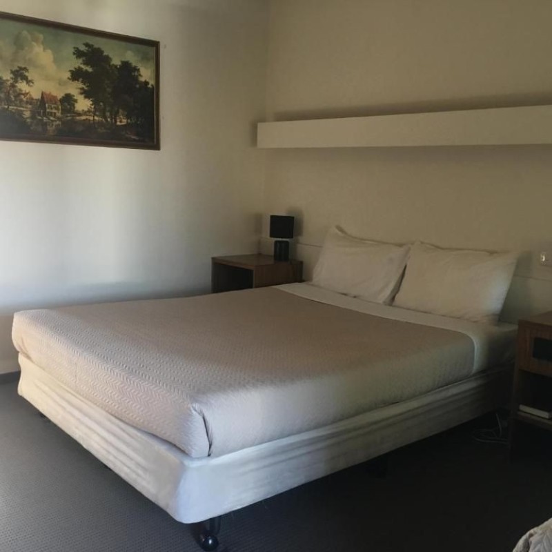 Shepparton Motor Inn (Tudor House)